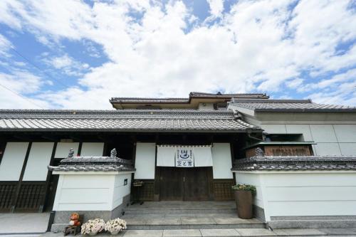 Tadotsu-cho House | 一棟貸切宿 空と家 日の出