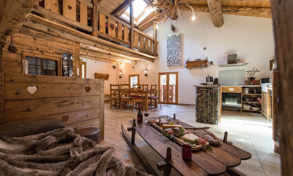 Orelle House | 10 people Chalet 100m² mountain atmosphere, great great winter ski, hiking in summer