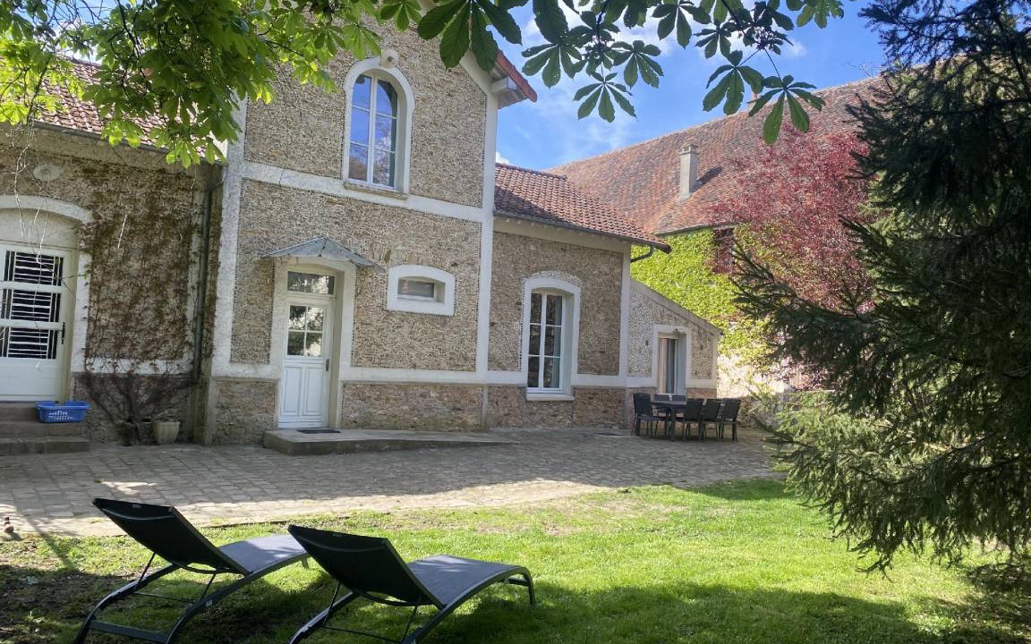 Crevecœur-en-Brie Bed & Breakfast | 150 m² Bed and breakfast ∙ 4 bedrooms ∙ 8 guests