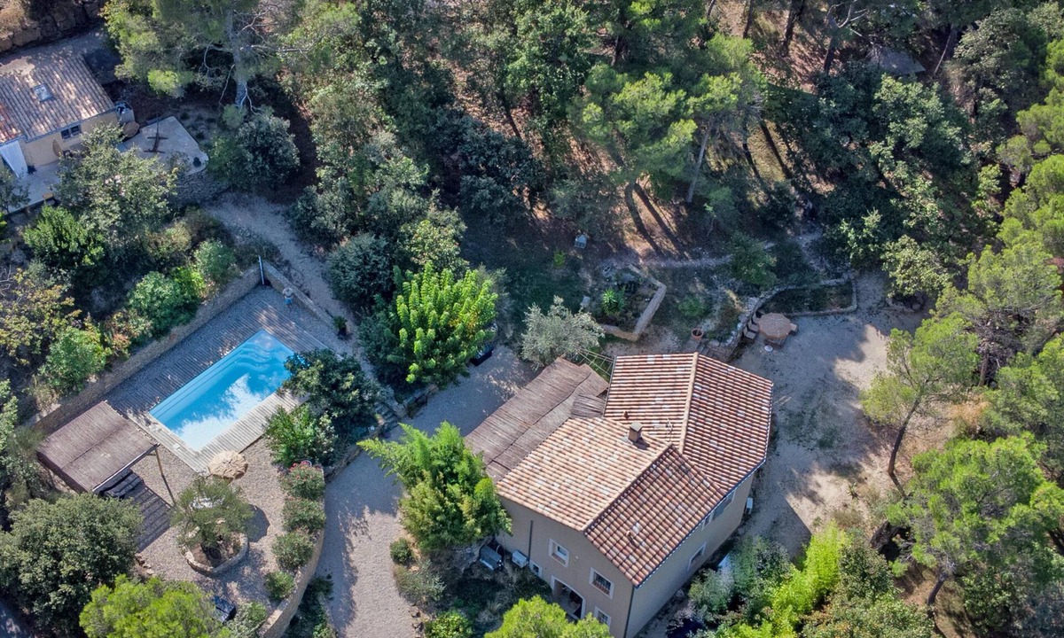 Faucon House | 2 gîtes with airco and heated pool 1km from Faucon