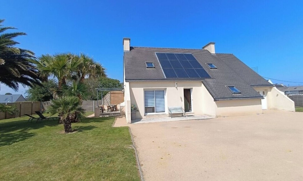 Locquirec House | 3 bedroom family house for 6 people on the seafront enclosed garden