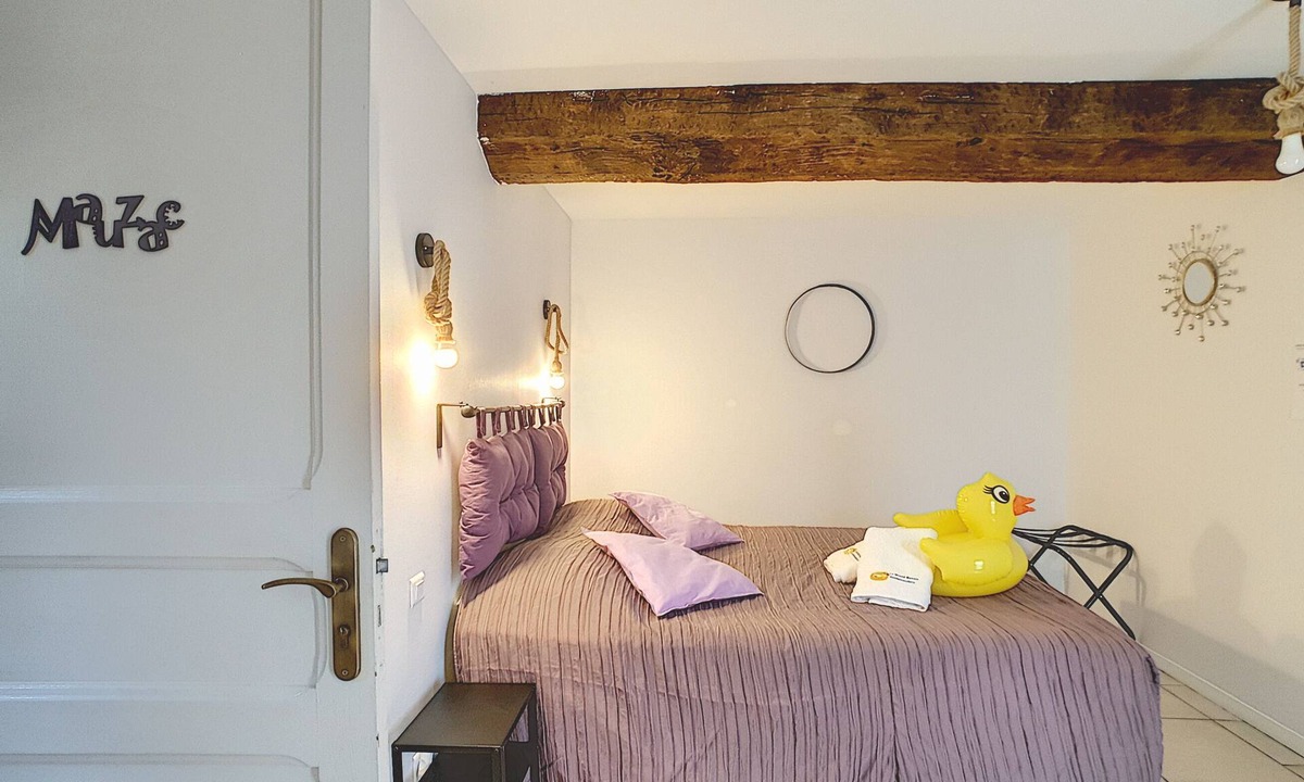Castelnaudary House | 3* gite on the banks of the Canal du Midi, private parking and enclosed grounds