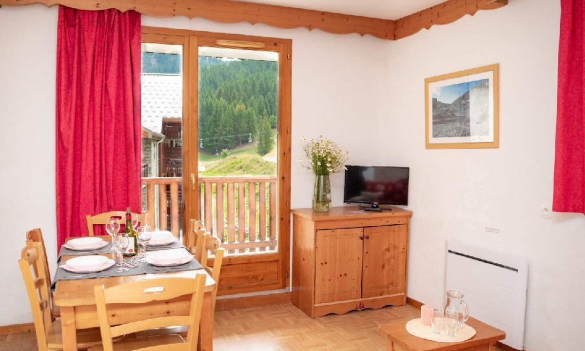 Puy-Saint-Vincent Apartment | 300m from ski slopes, 1st floor, swimming pool, balcony, tv, ski locker, 36m², Puy-Saint-Vincent