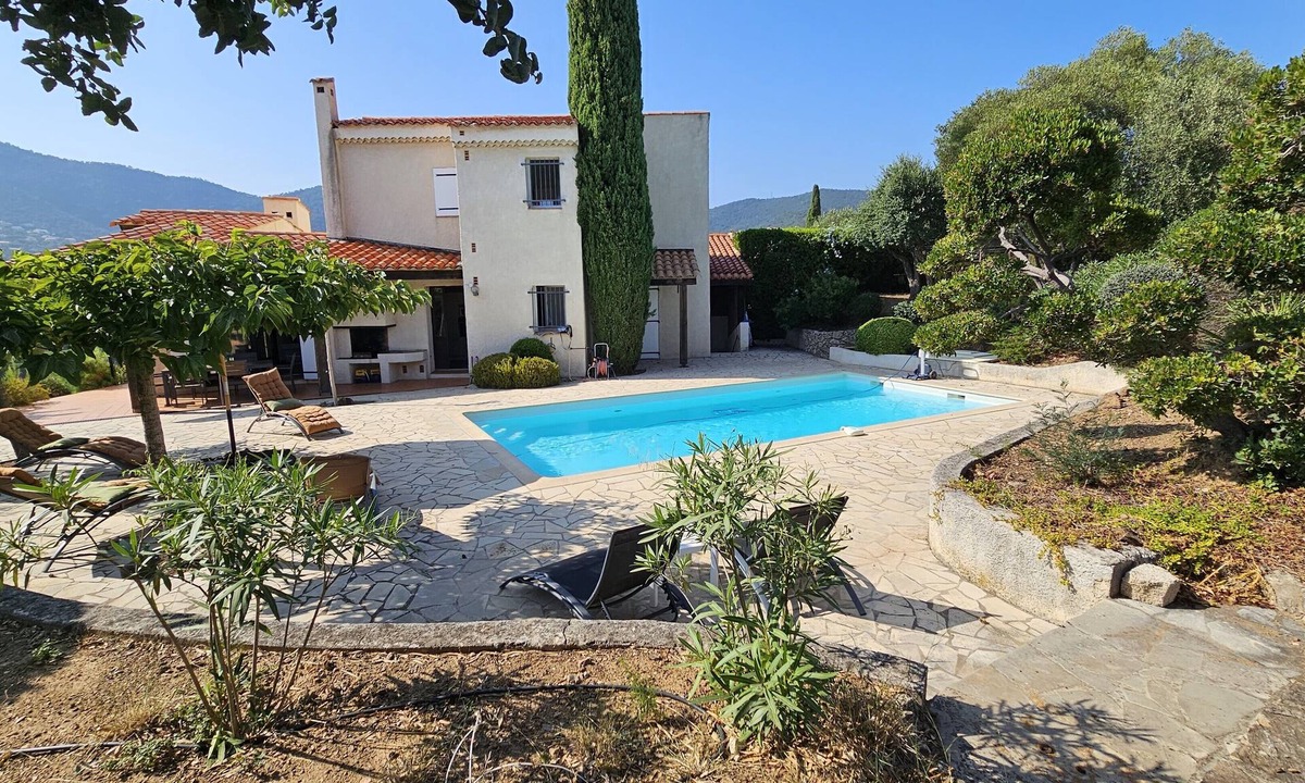 Cavaliere Villa | 900m from beach and stores, air-conditioned villa, swimming pool. Sea and harbor view