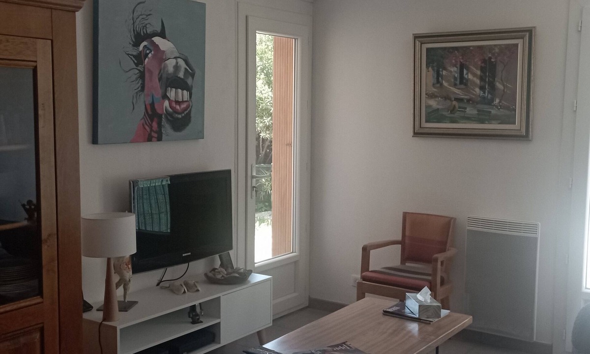 La Crau Apartment | Air-conditioned ground floor apartment with balcony, small garden and terrace