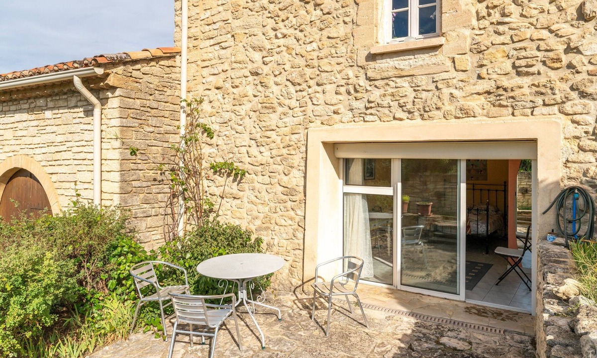 Saint-Pierre-de-Vassols Apartment | Apartment 'Chambre Orange' with Shared Pool, Shared Terrace and Wi-Fi