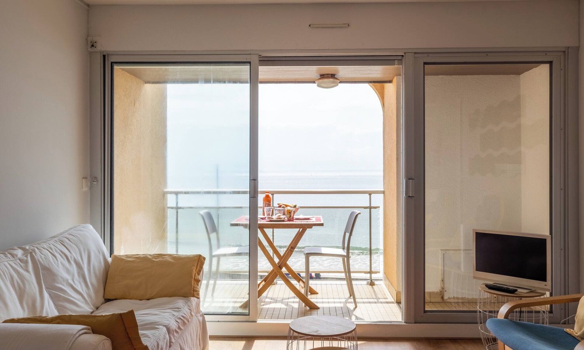 Trebeurden Apartment | Apartment 'Vue Mer By Madame Est Servie' with Sea View and Balcony