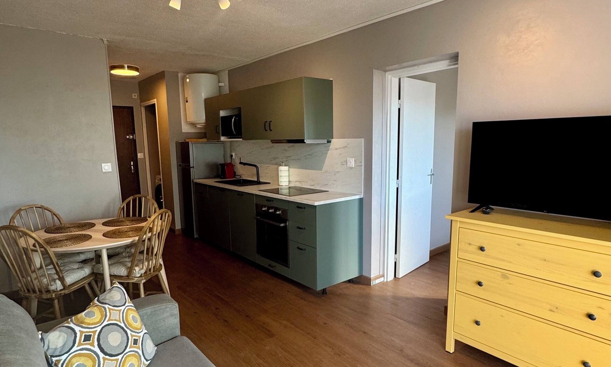 Carnon-Plage Apartment | Appartement ensoleillé à 80m de la plage, avec une petite vue mer du balcon!