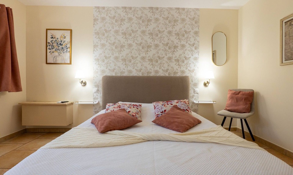 Moustiers-Sainte-Marie Bed & Breakfast | Bed and Breakfast 'Le Mas Du Loup - Chambre Coquelicot' with Mountain View, Shared Terrace and Wi-Fi