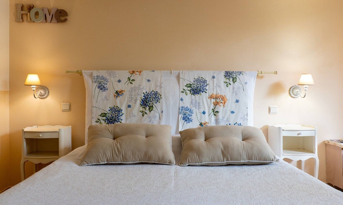 Moustiers-Sainte-Marie Bed & Breakfast | Bed and Breakfast 'Le Mas Du - Chambre Loup' with Mountain View, Shared Terrace and Wi-Fi