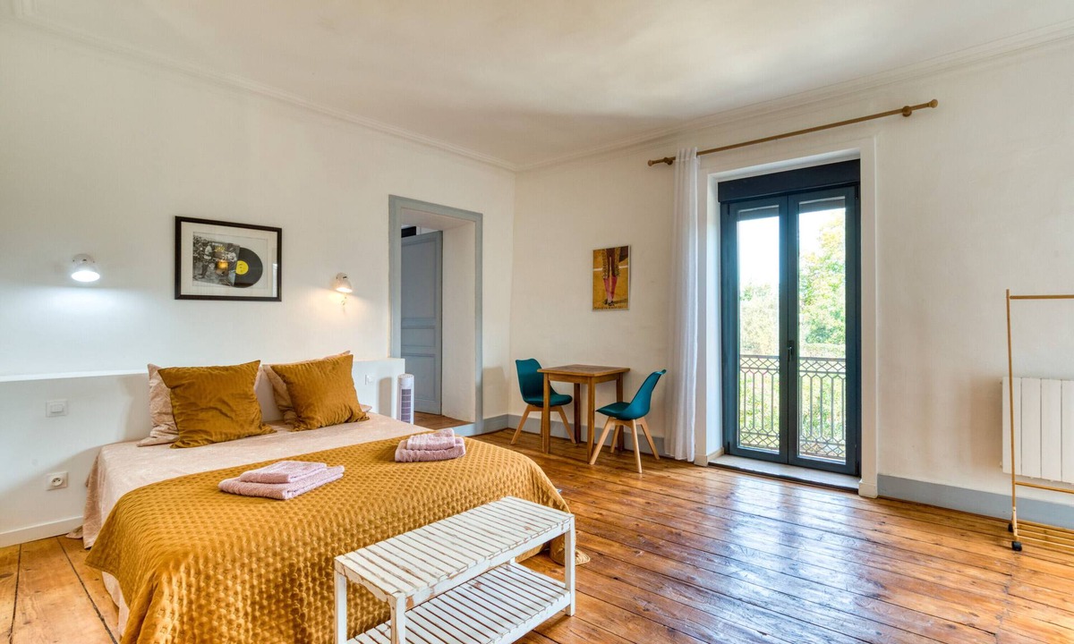 Saint-Andre-de-Sangonis Bed & Breakfast | Bed and Breakfast 'Chambre' with Shared Pool, Shared Garden and Wi-Fi