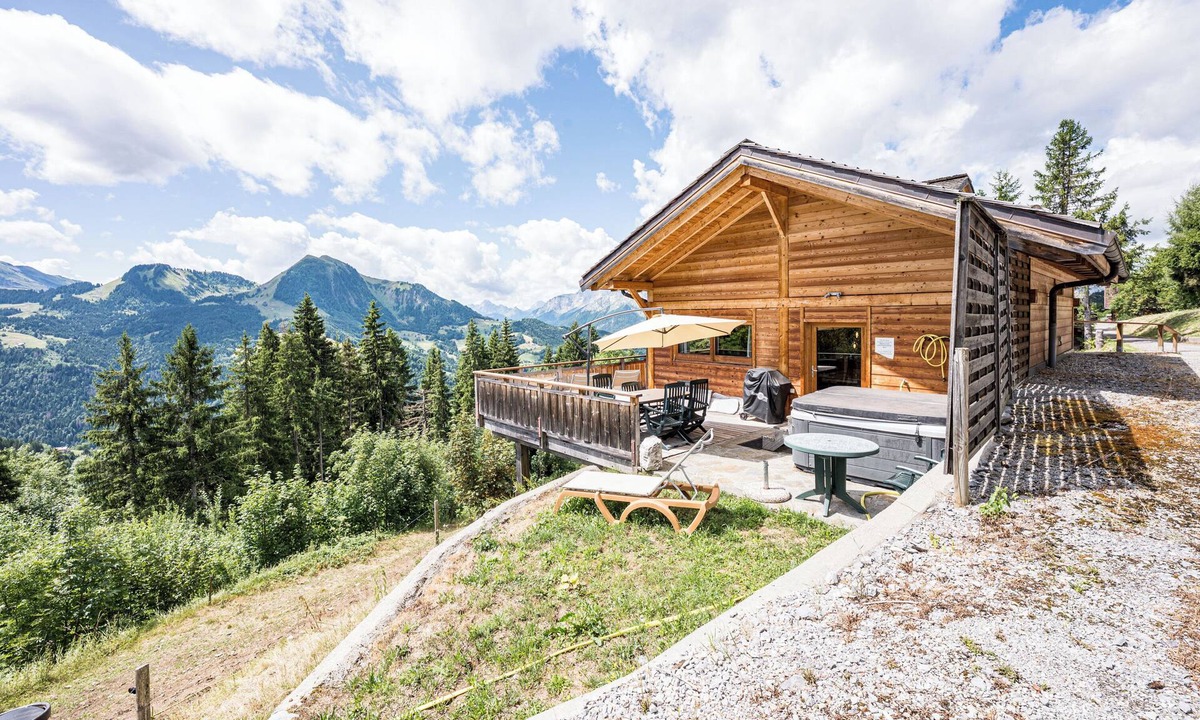 Manigod Ski Chalet | Chalet 'Fnire' with Mountain View, Shared Pool and Wi-Fi