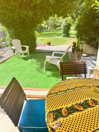 Quillan House | chambre et salle de bain privé s'ouvrant sur terrasse, jardin et cuisine d'été