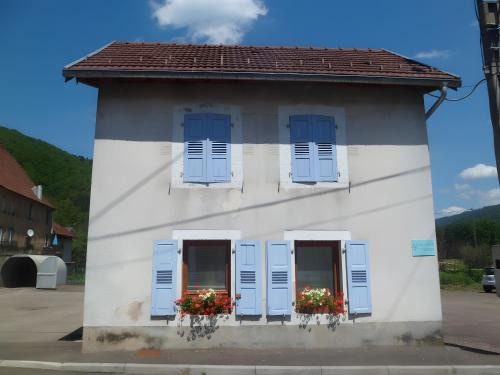 Servance-Miellin House | Charmante Maison Les Volets Bleus