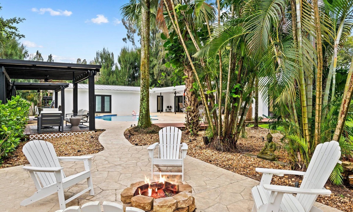 Davie House | Charming 3-bedroom farmhouse in amazing Davie