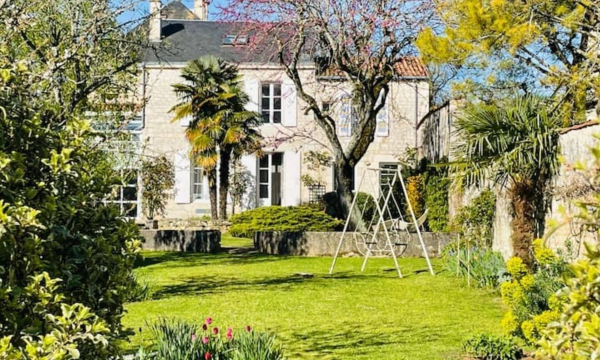 Lucon House | Charming house of 280m2 with heated swimming pool .