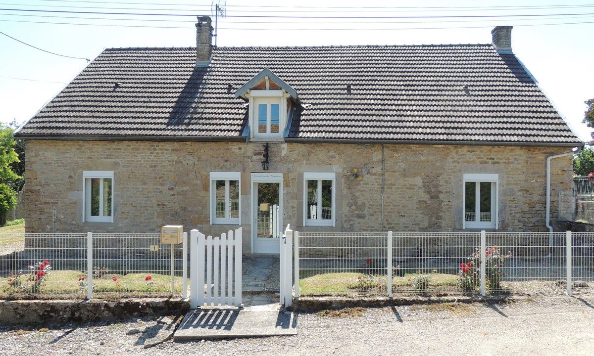 Commarin House | Charming individual house 170 m², enclosed garden, view of rolling Auxois hills.