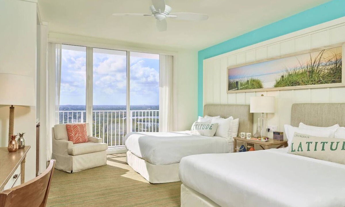 Hollywood Hotel | Coastal Chic Room with Outdoor Swimming Pool and Waterfront Views
