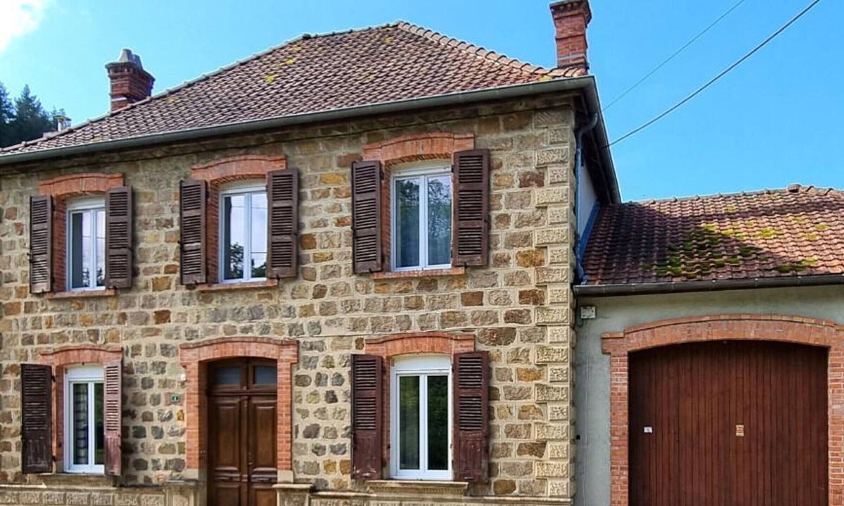 Neronde Cottage | Comfortable cottage in Néronde for 6 people with Wifi and garden