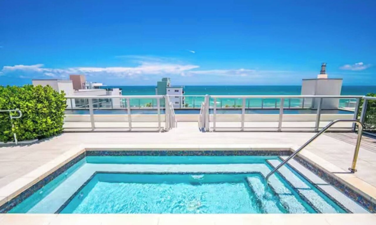 Hollywood Condo | CONDO@Hollywood BEACH ✦Rooftop POOL and HOT Tub ✦STEPS to BEACH ✦PET Friendly!