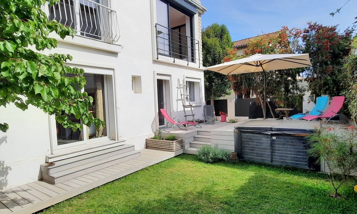 Hyeres City Centre Villa | Contemporary villa with jacuzzi, quiet, close to town and beaches