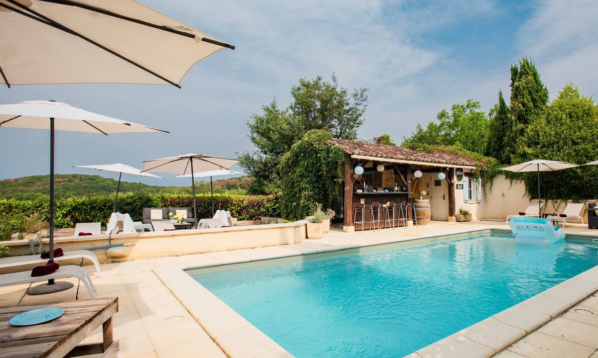 Degagnac House | Cosy family home with a shared pool
