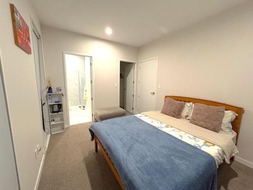 Silverdale House | Cosy & Independent access Bedroom in Hibiscus Coast