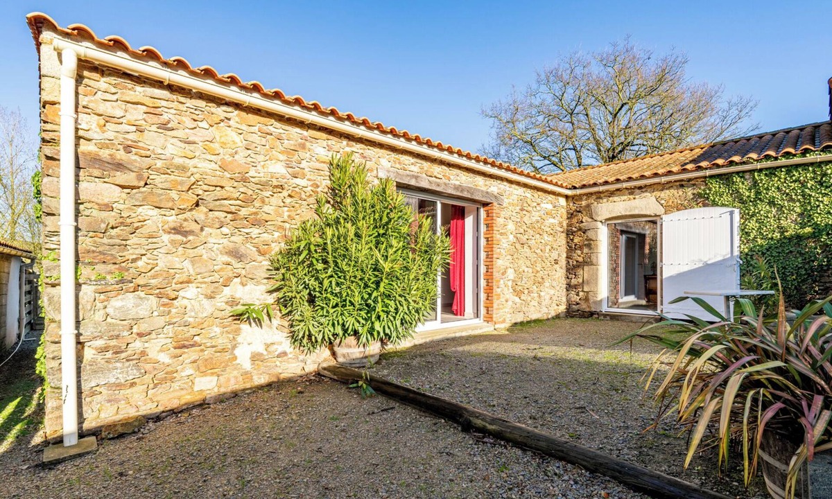 Saint-Julien-des-Landes House | Cottage 'La Clé Des Champs' with Private Terrace, Private Garden and Wi-Fi