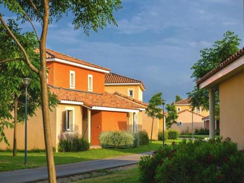 Fabregues House | Cottage with On-Site Fitness Room