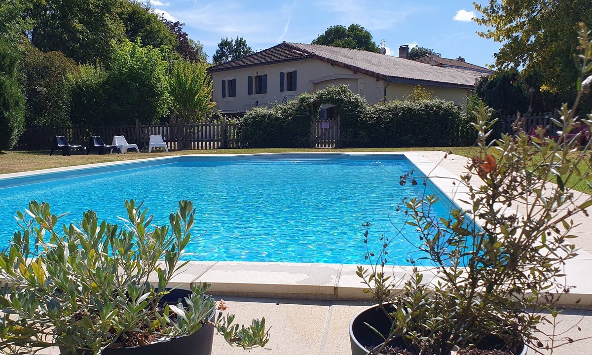 Chaunac Cottage | Country gîte for 12 people with heated swimming pool
