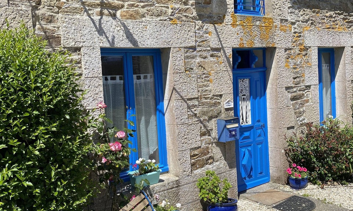 Plouguenast Cottage | Country house in the heart of Brittany, calm, restful, large private garden.