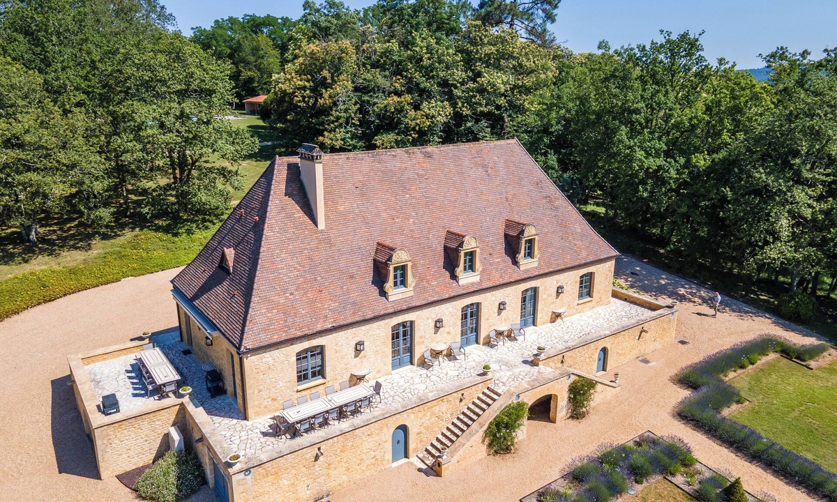 Vitrac House | Country house 'Les Hauts De Chaunac - Le Manoir' with mountain views, Wi-Fi, and air conditioning.