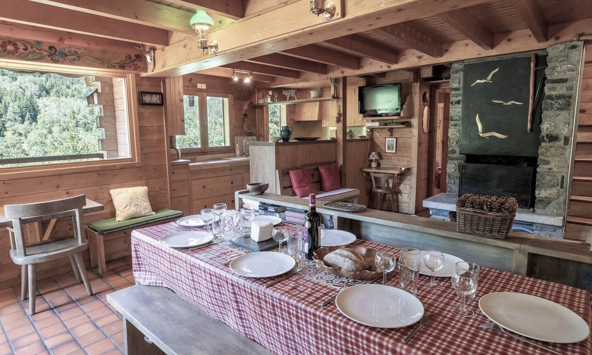 Meribel Centre Ski Chalet | Cozy Chalet · Ski-in/Ski-out · Fireplace · Free WIFI