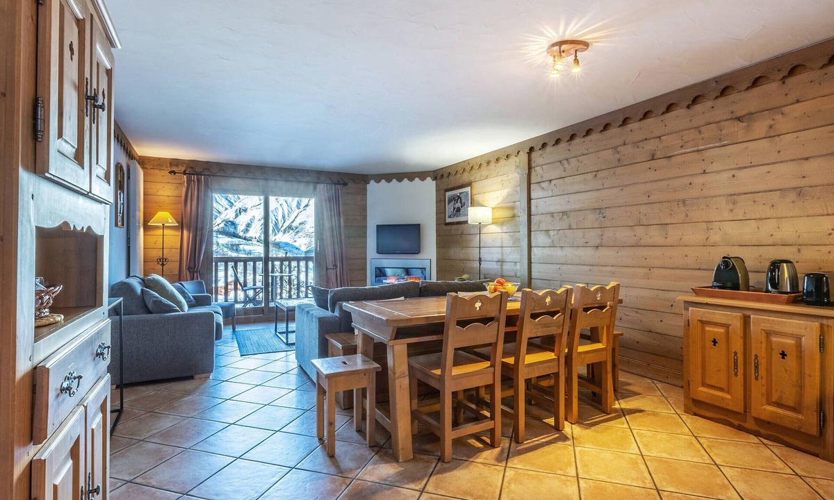 Saint-Martin-de-Belleville Apartment | Cozy apartment with pools and spa, ski-in/ski-out, 8 pers, fireplace, parking, pets allowed