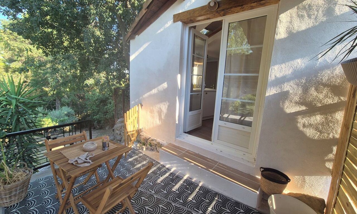 Saint-Chamas Apartment | Dance studio, nature, pool, hot tub, movie night, Netflix