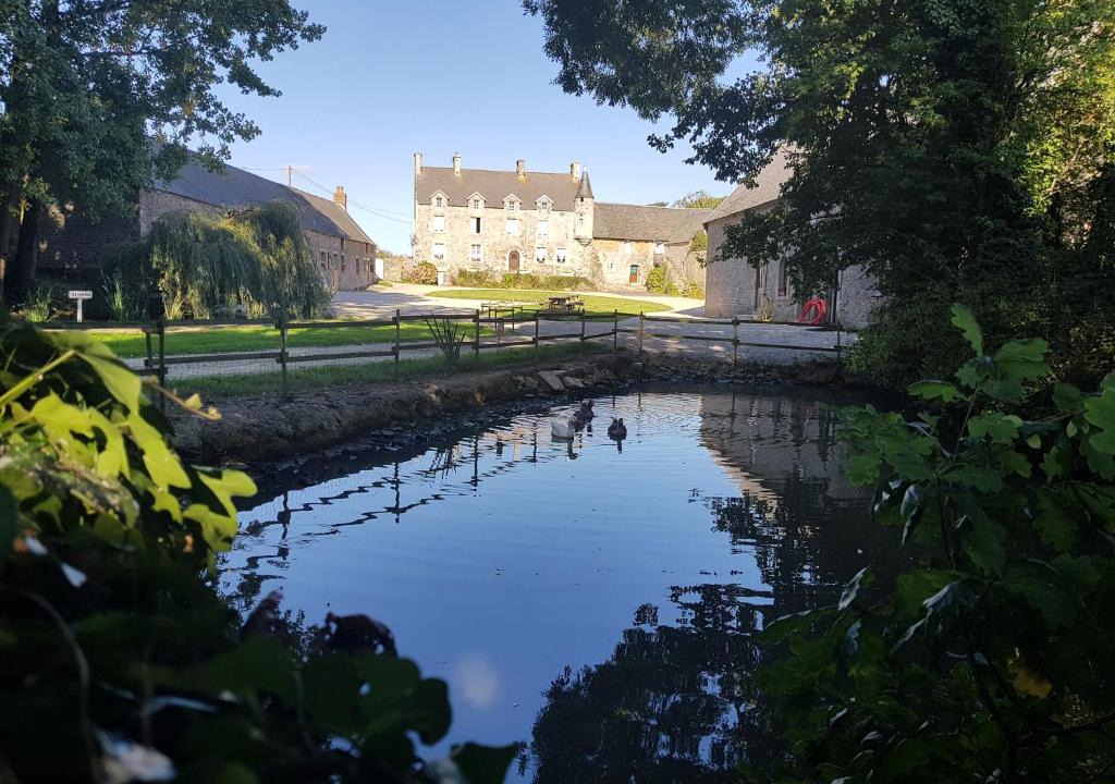 Saint-Nicolas-de-Pierrepont Bed & Breakfast | Elevage De La Hurie