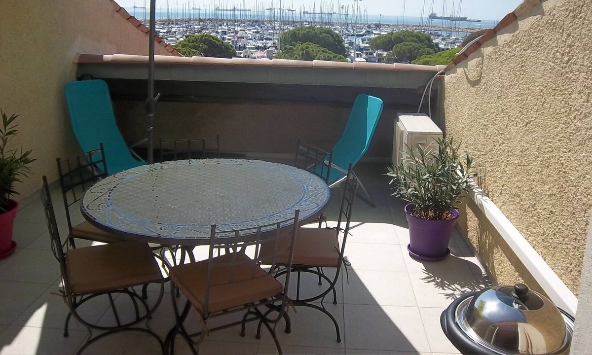 Fos-sur-Mer Apartment | FEET IN THE WATER AT 100M BEACH WITH TERRACE OF 19 M² + SEA VIEW
