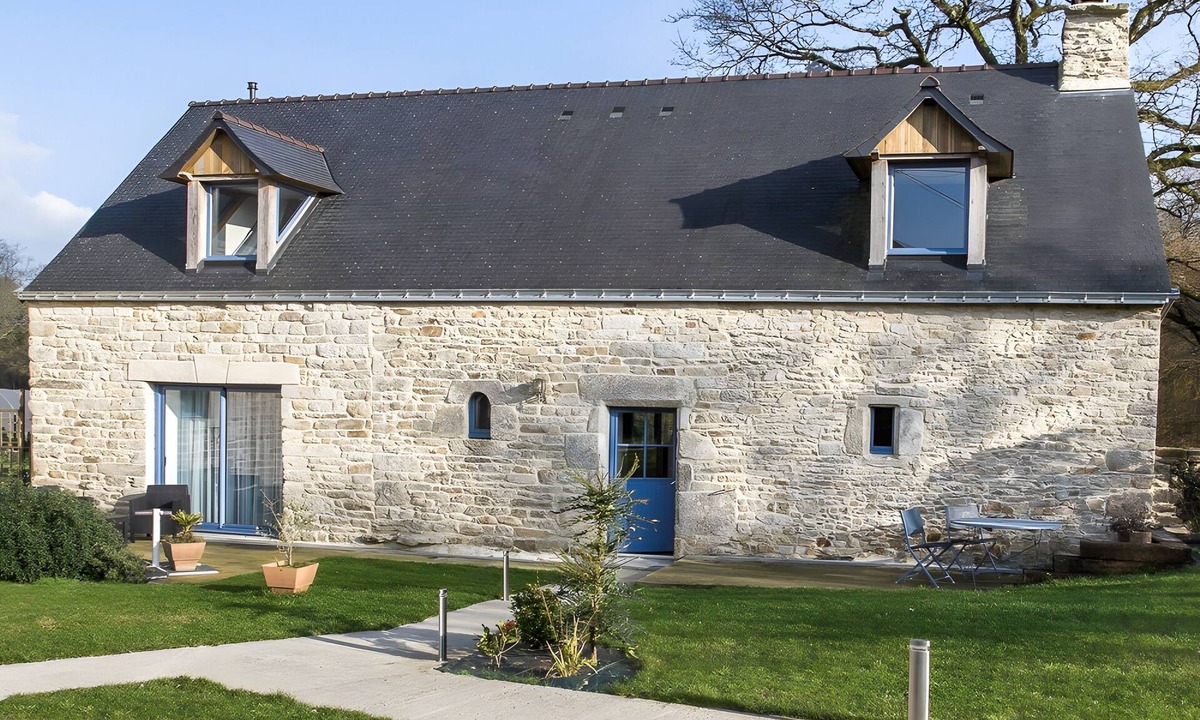Theix-Noyalo House | Gîte de Calzac Moulin – 3 Bedrooms, Terrace, Unique Decor