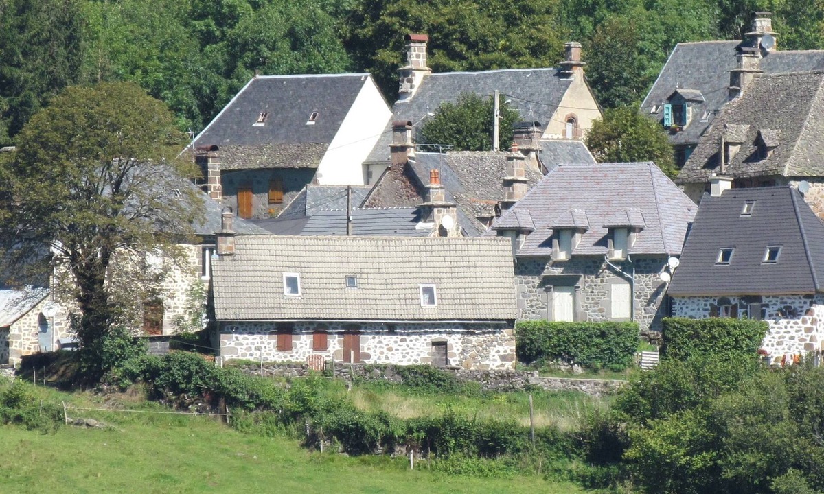 Le Fau House | Gîte des Crêtes, M2 * (near Salers), facing south, quiet, view of the valley