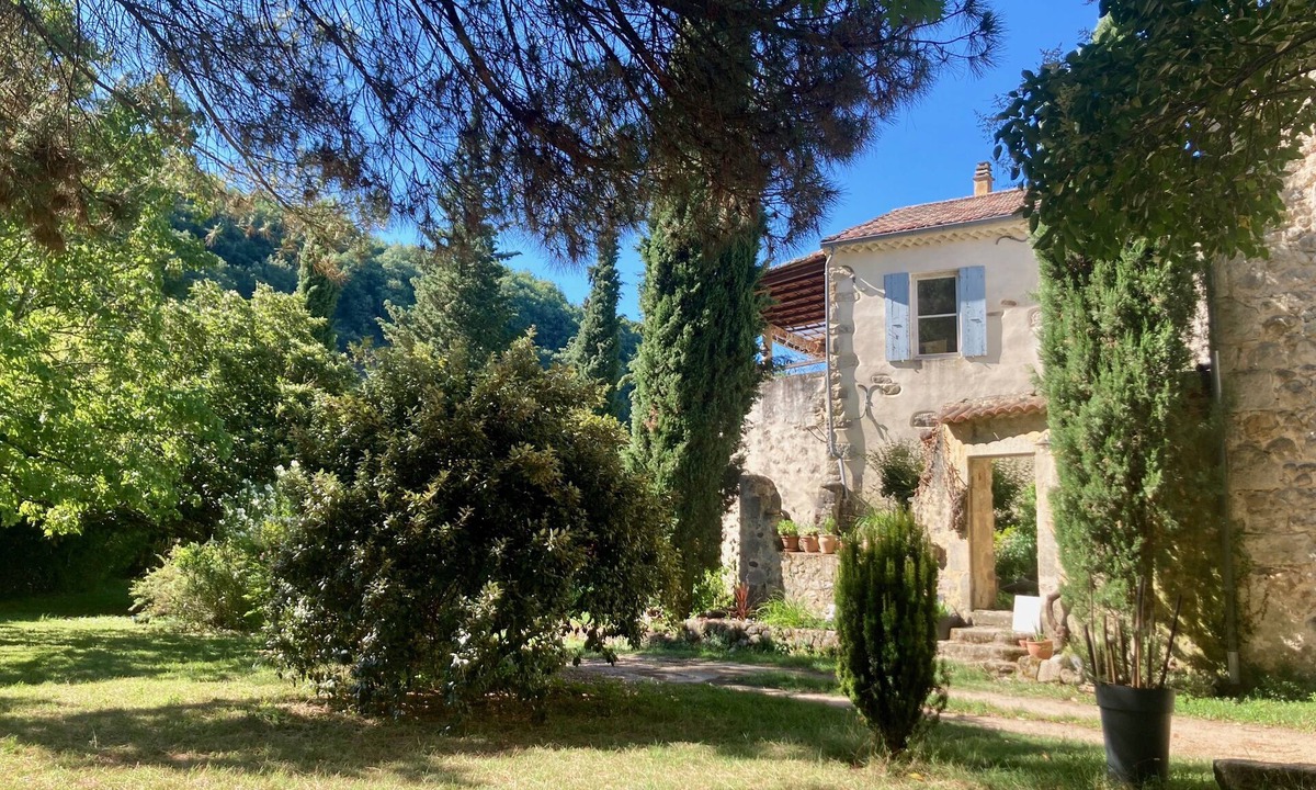 Brujas House | Gîte le Moulinage du Luol with wooded grounds