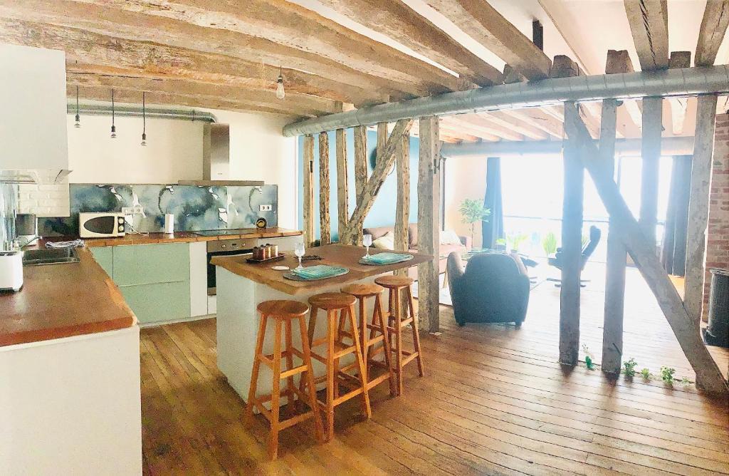 Nord - Gare Apartment | GRAND APPARTEMENT CHARME ANCIEN ET CONFORT