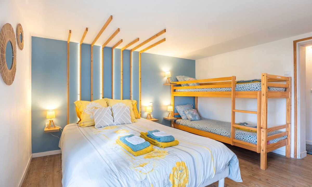 Saint-Michel-Mont-Mercure Bed & Breakfast | Guest Room 'Chambre Cerise 6min from Puy du Fou' with Shared Garden and Wi-Fi