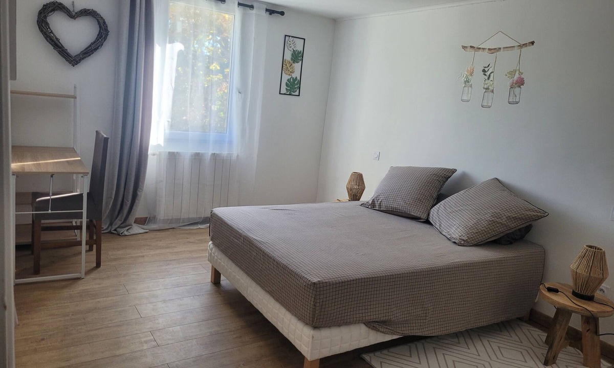Cabannes Bed & Breakfast | Guest Room 'Chambre D'hôtes Nature' with Shared Terrace, Wi-Fi and Air Conditioning