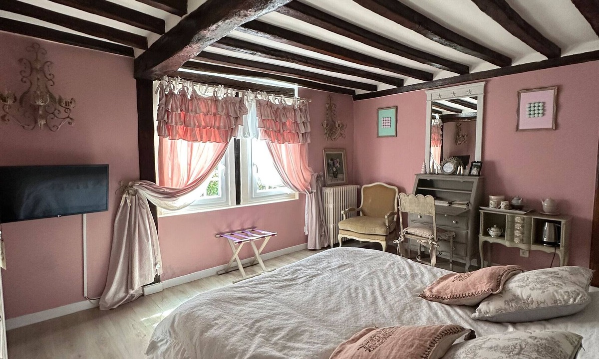 Suzay Bed & Breakfast | Guest Room 'Marquise De Pompadour' with Pool, Breakfast, Shared Garden, and Wi-Fi