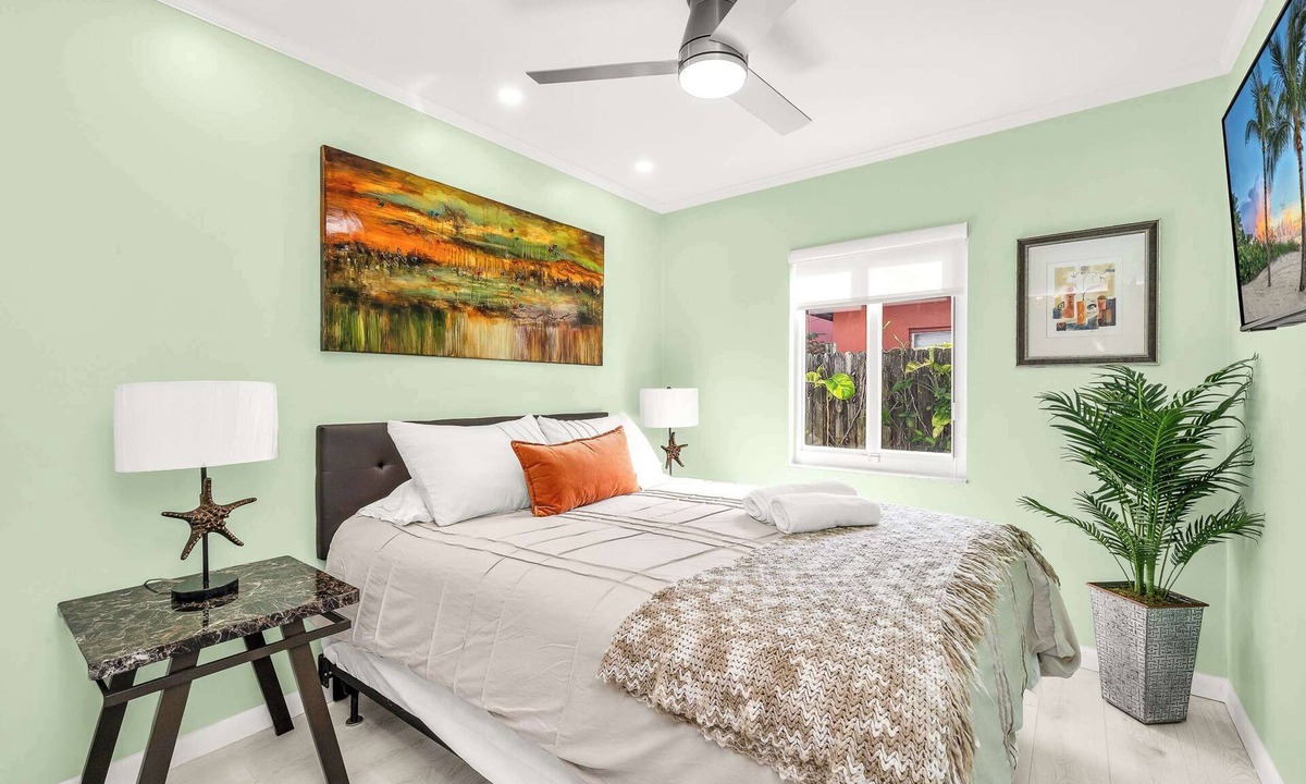 Croissant Park House | Heated Pool, 3 Hole Golf, FirePit, 5min to Airport