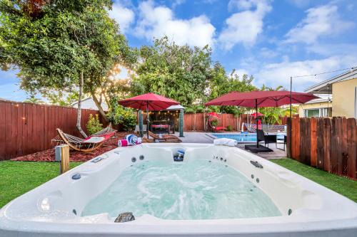 Hunt Club Villa | Heated Pool Spa BBQ Pool Table WiFi Near Beach-Downtown Fun