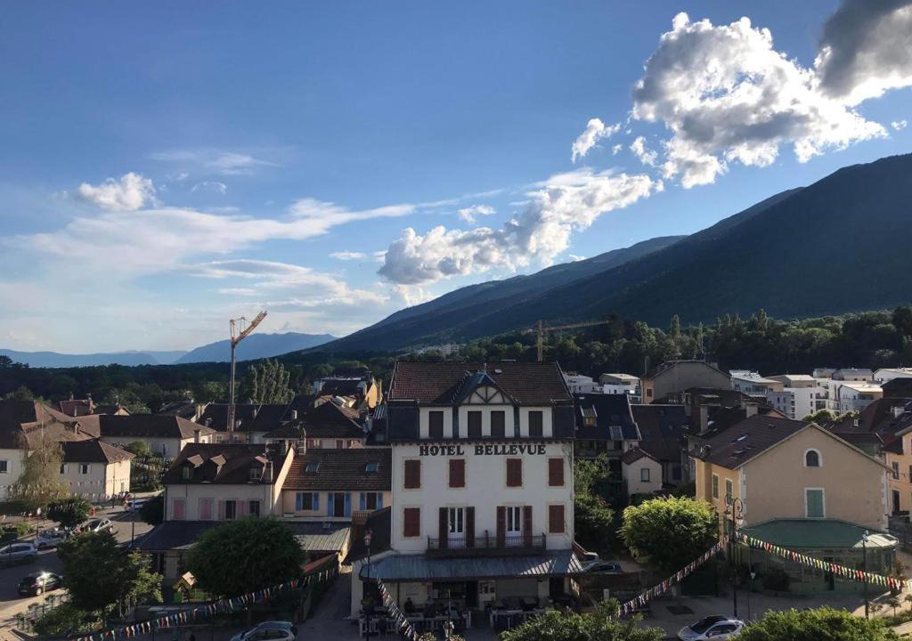 Gex Apartment | HeberGeneve : Balcon sur le Jura