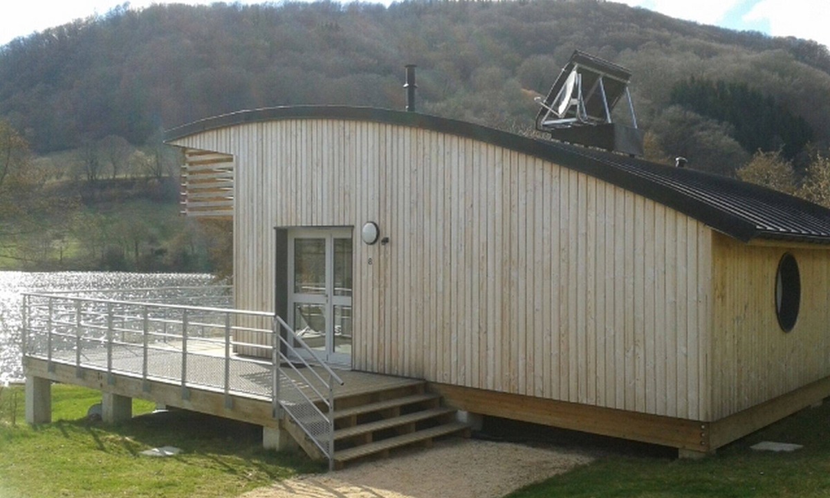 Menet Ski Chalet | HOLIDAY VILLAGE OF LAKE MENET/FACING THE LAKE OF 14 HECTARES