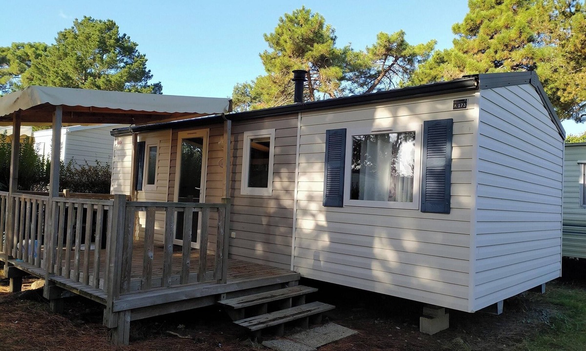 Banes House | Homerez - Bungalow in Argences-en-Aubrac with Pool