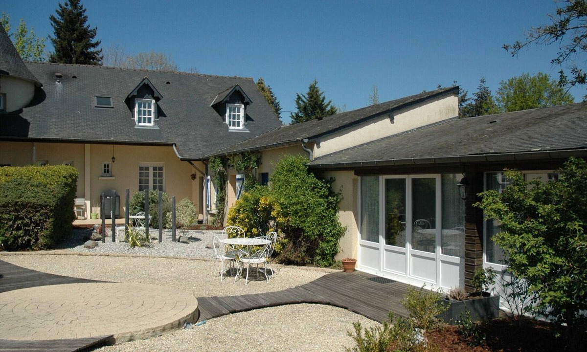 Change Cottage | Industrial-Style Cottage near Le Mans - 2 BR, Garden, Pool Access, All-Inclusive